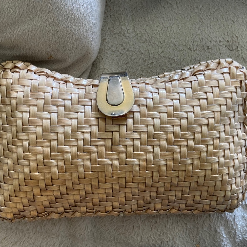 Small vintage handbag with gold chain strap